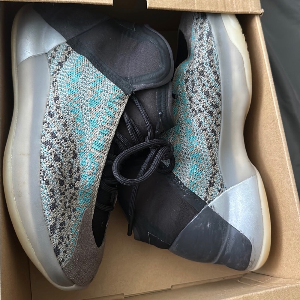 Yeezy qntms
